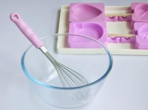 先准备工具，一个耐高温的玻璃碗，几个雪糕模，一个手动打蛋器，雪糕模插上小棍，避免布丁液从小洞里渗出。