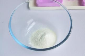 将布丁粉倒入玻璃碗中。