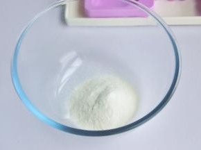 将布丁粉倒入玻璃碗中。