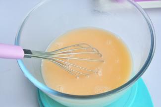 倒入沸水，搅拌至细腻无颗粒。