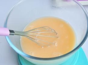 倒入沸水，搅拌至细腻无颗粒。