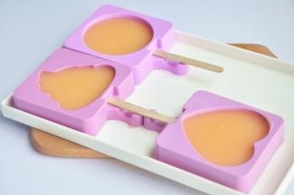 将布丁液倒入雪糕模中，配方的量刚好装三个。如果对外观无要求，普通杯子或者小碗都可以。