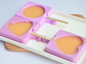 将布丁液倒入雪糕模中，配方的量刚好装三个。如果对外观无要求，普通杯子或者小碗都可以。