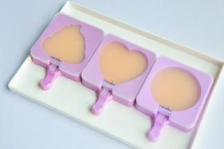 盖上盖子，待布丁液冷却后，送入冰箱里冷藏，其实常温也行，但夏天我喜欢吃冰冰凉的布丁，特别舒服。