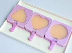 盖上盖子，待布丁液冷却后，送入冰箱里冷藏，其实常温也行，但夏天我喜欢吃冰冰凉的布丁，特别舒服。