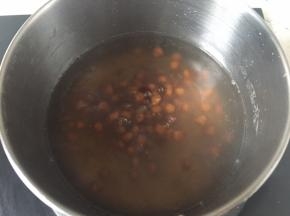 煮到浮起来关火焖10分钟，焖好后捞起来珍珠是透明的，如果还有白心就再煮几分钟