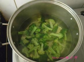 煮锅中加水烧开，放入食盐，西兰花焯烫一下，捞出过凉水；