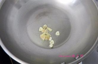 炒锅里放入食用油，油温五成热，放入蒜、姜片煸香；