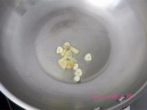 炒锅里放入食用油，油温五成热，放入蒜、姜片煸香；