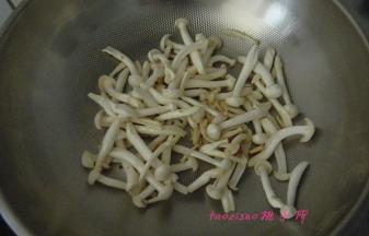 再放入海鲜菇煸炒；