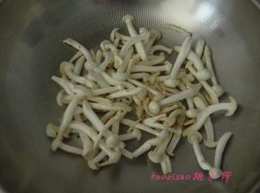 再放入海鲜菇煸炒；