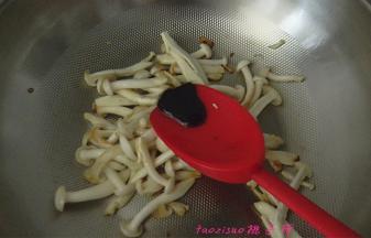 加入10克的蚝油，煸炒（炒蘑菇的时候放点蚝油很提鲜味）；