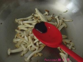 加入10克的蚝油，煸炒（炒蘑菇的时候放点蚝油很提鲜味）；