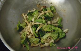 再放入焯好的西兰花，调入食盐，翻炒均匀即可；