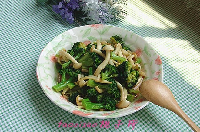 海鲜菇炒西兰花