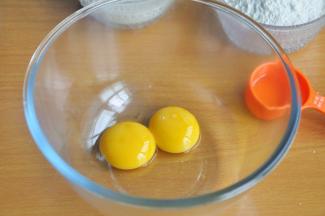 将蛋黄和蛋清分离。