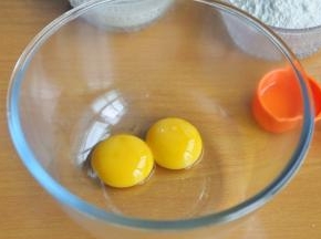 将蛋黄和蛋清分离。