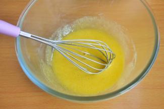 搅拌至糖与蛋黄融合。