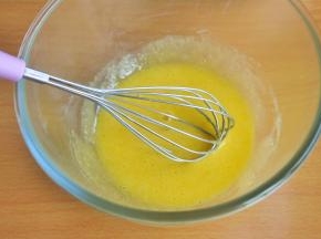 搅拌至糖与蛋黄融合。