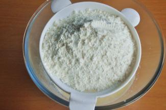 筛入低筋面粉。