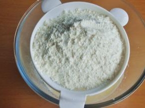 筛入低筋面粉。