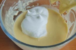 将少量蛋白霜加入到蛋黄糊中，切拌均匀。