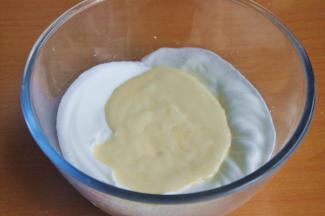 将混合后的蛋糕糊全部倒入蛋白霜中。