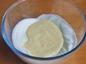 将混合后的蛋糕糊全部倒入蛋白霜中。