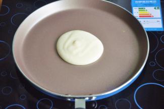 选择一个不粘平底锅，面糊要一次性倒入锅中，记得冷锅时倒入，然后全程最小火，为了受热更均匀，我用的电磁炉。