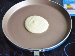 选择一个不粘平底锅，面糊要一次性倒入锅中，记得冷锅时倒入，然后全程最小火，为了受热更均匀，我用的电磁炉。