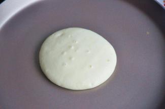 面糊开始起泡，泡破掉后就翻面。