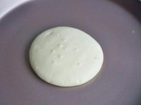 面糊开始起泡，泡破掉后就翻面。