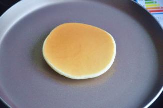 翻面后再煎20秒，每煎完一个松饼都要给锅降温，将平底锅直接放在湿毛巾上降温，否则颜色会越煎越深 。