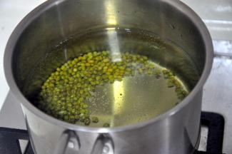 将绿豆淘洗干净，加入冷水，盖上盖子焖煮20分钟，煮至绿豆开花。如果喜欢汤鲜浓一些，可以用排骨汤替换清水。