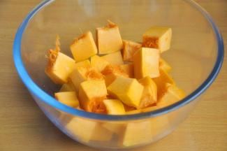 南瓜洗净切块。