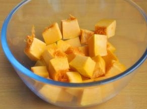 南瓜洗净切块。