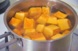 加入南瓜，小火煮至南瓜软熟。