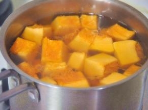 加入南瓜，小火煮至南瓜软熟。