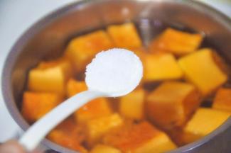 放入盐，煮1分钟后关火。