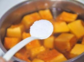 放入盐，煮1分钟后关火。