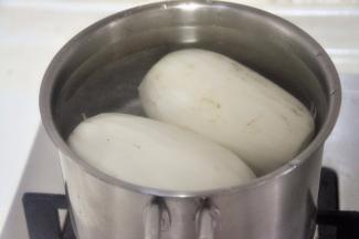将莲藕洗净去皮，冷水入锅，煮25分钟左右。