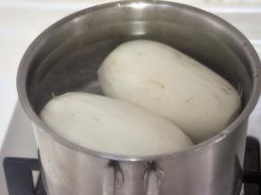 将莲藕洗净去皮，冷水入锅，煮25分钟左右。