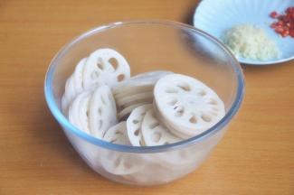 煮好的莲藕冷却后切薄片