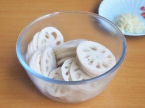 煮好的莲藕冷却后切薄片