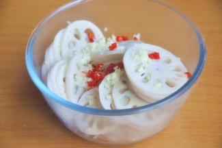 将蒜蓉和小米辣碎倒入。