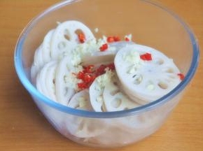 将蒜蓉和小米辣碎倒入。