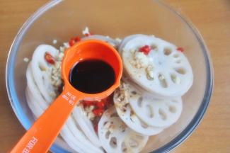 倒入少量的醋。