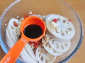 倒入少量的醋。