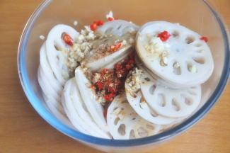 倒入少量的花椒粉。