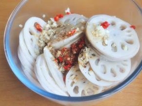 倒入少量的花椒粉。